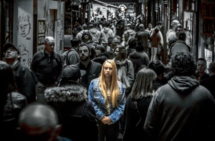 «Как много мыслей в голове.
Как мало тех, с кем можно ими поделиться»