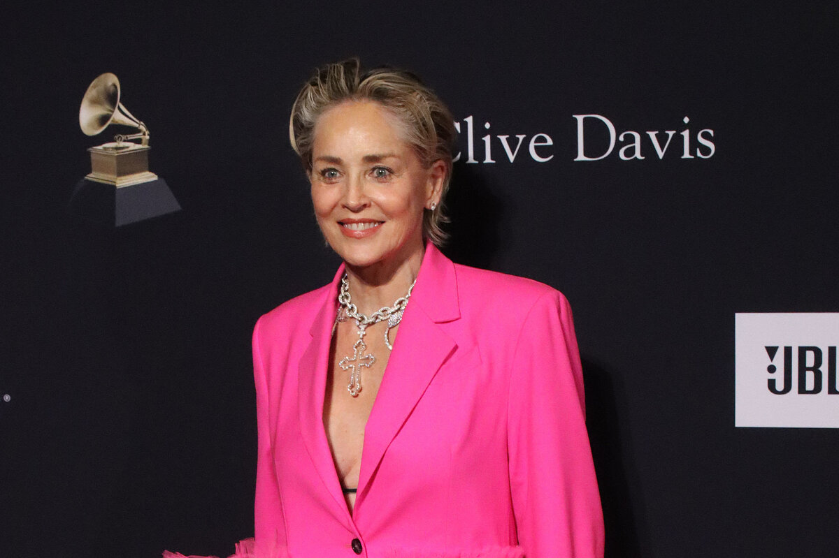     Шэрон Стоун показывает, с чем сочетать кожаные брюки после 50+