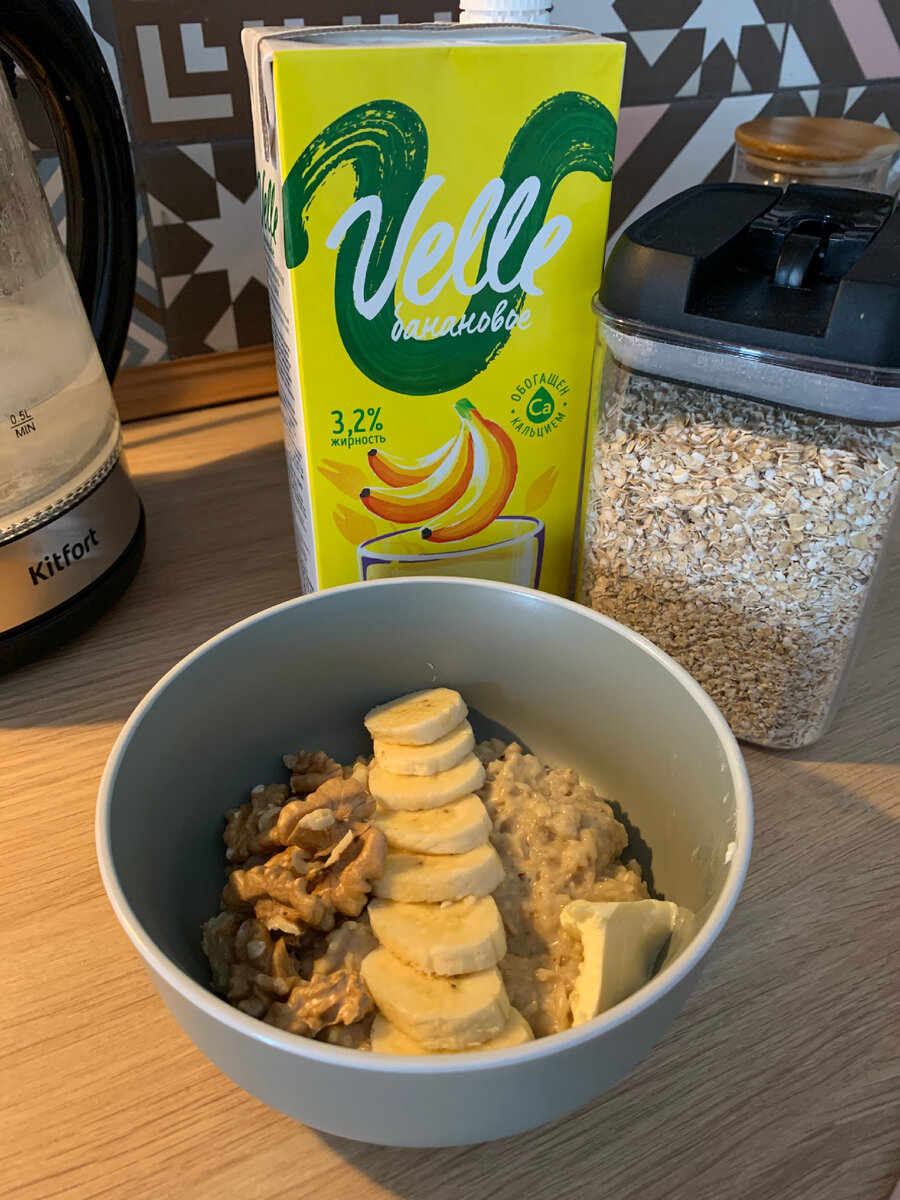 В моём случае, в качестве фруктов была половина банана. Также добавила грецкие орехи и сливочное масло.