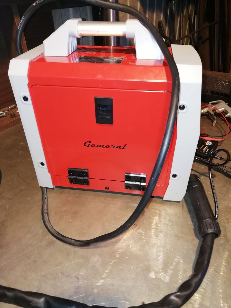 Вот такой красивый аппарат, совсем новый.