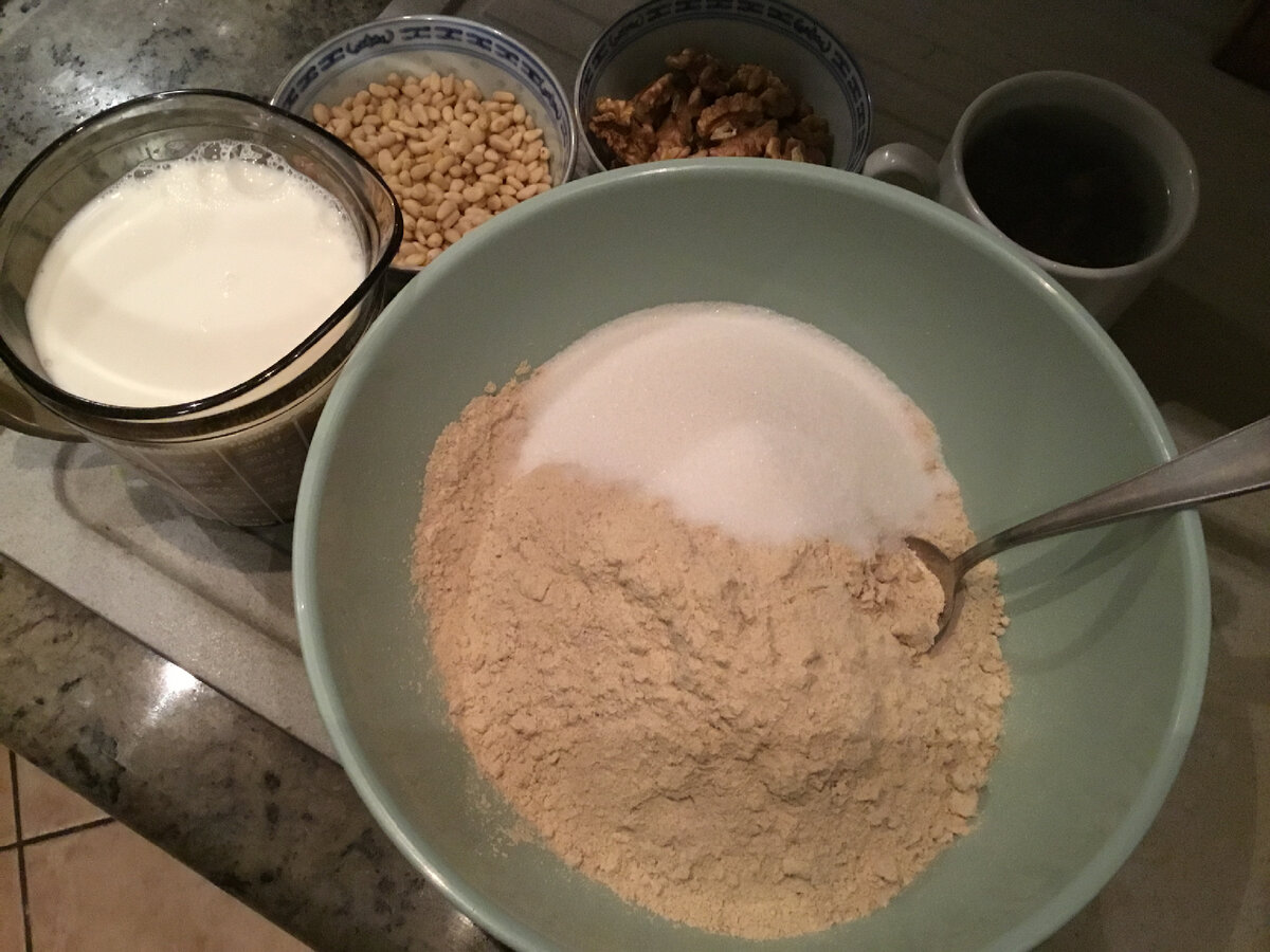 Муку просеиваем в миску, добавляем сахар, щепотку соли, постепенно вливаем молоко и в конце добавляем орехи, пиноли и предварительно замоченный изюм. Добавляем оливковое масло. При желании можно оставить немного Орехов и пиноли, чтобы посыпать ими пирог сверху… 