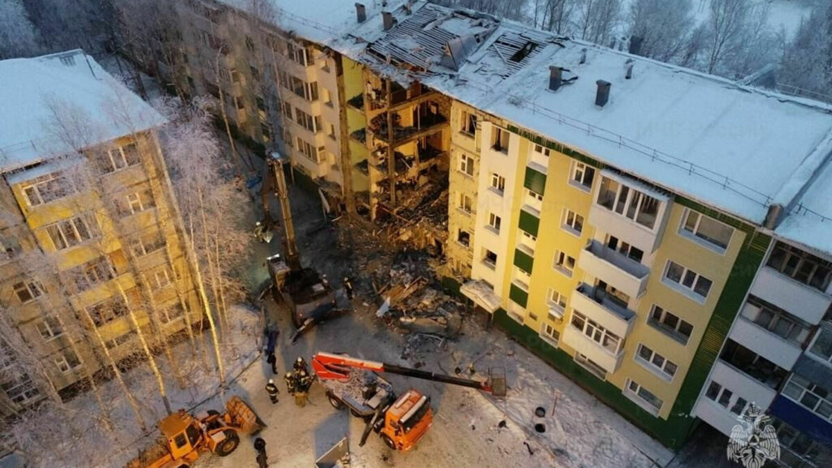     Соседи рассказали о группе из пятерых парней.