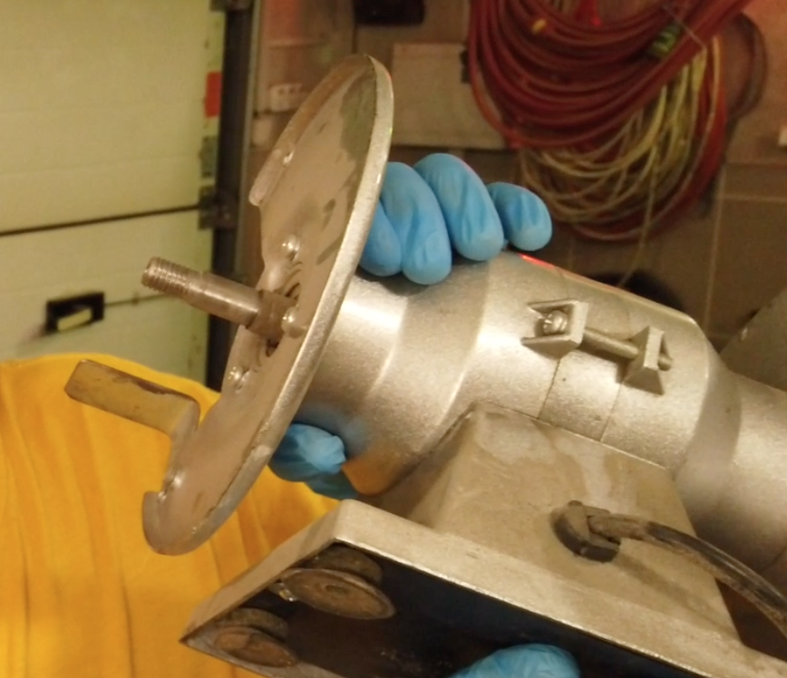 Хитрости старых слесарей. Как поставить на вал точила любой диск или ...