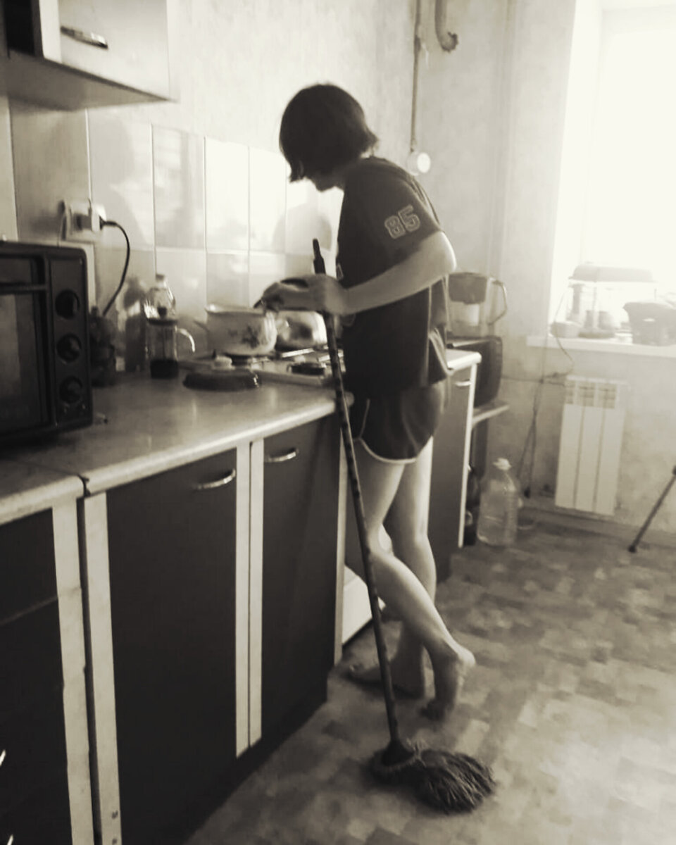 Совершенно непостановочный снимок. Это ещё на съёмной квартире. Следующий кадр такой же, но там ещё голопопый Ян висит у меня на ноге🤣