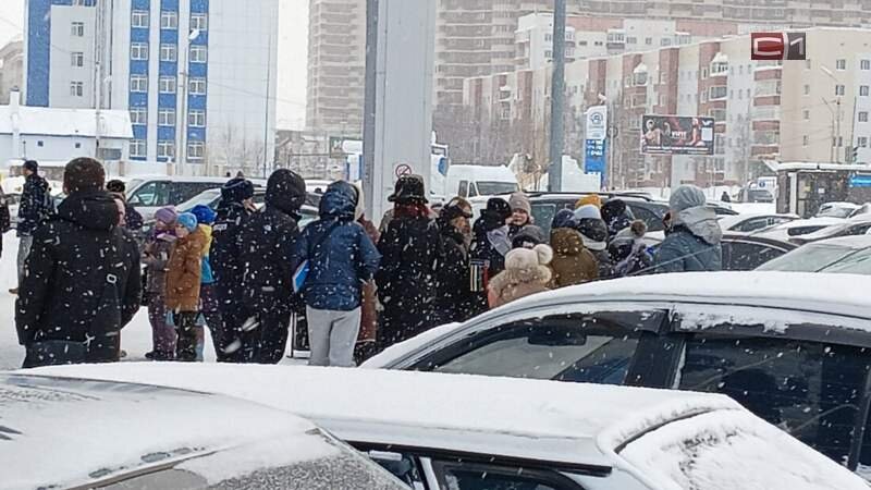    Сходка или случайность? Несколько десятков подростков собрались у ТЦ в Сургуте