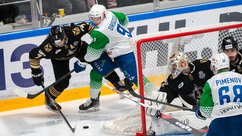    Опасный момент у ворот голкипера «Адмирала» Никиты Серебрякова.ХК «Адмирал»