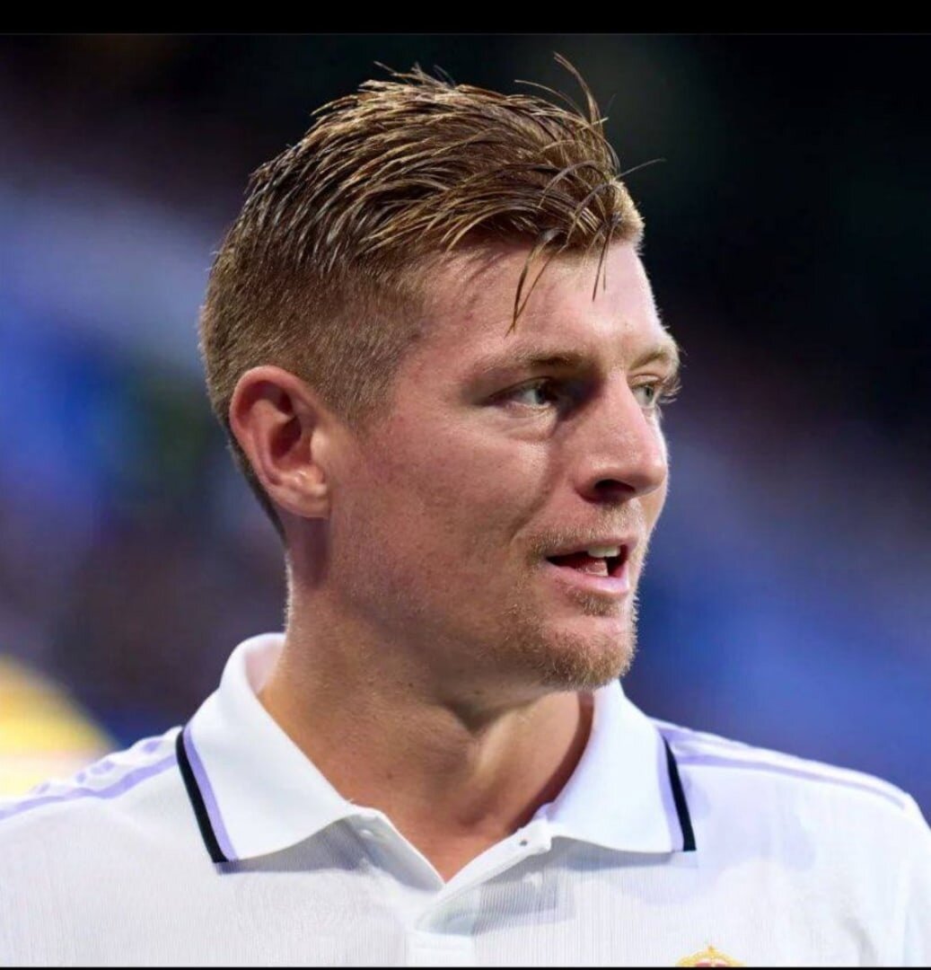 Тони кросс прическа. Toni Kroos form. Реал Мадрид атмосфера.