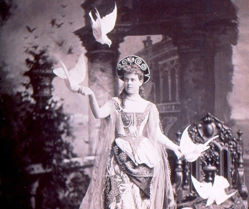 Альва Вандербильт в костюме для бала 1883 года