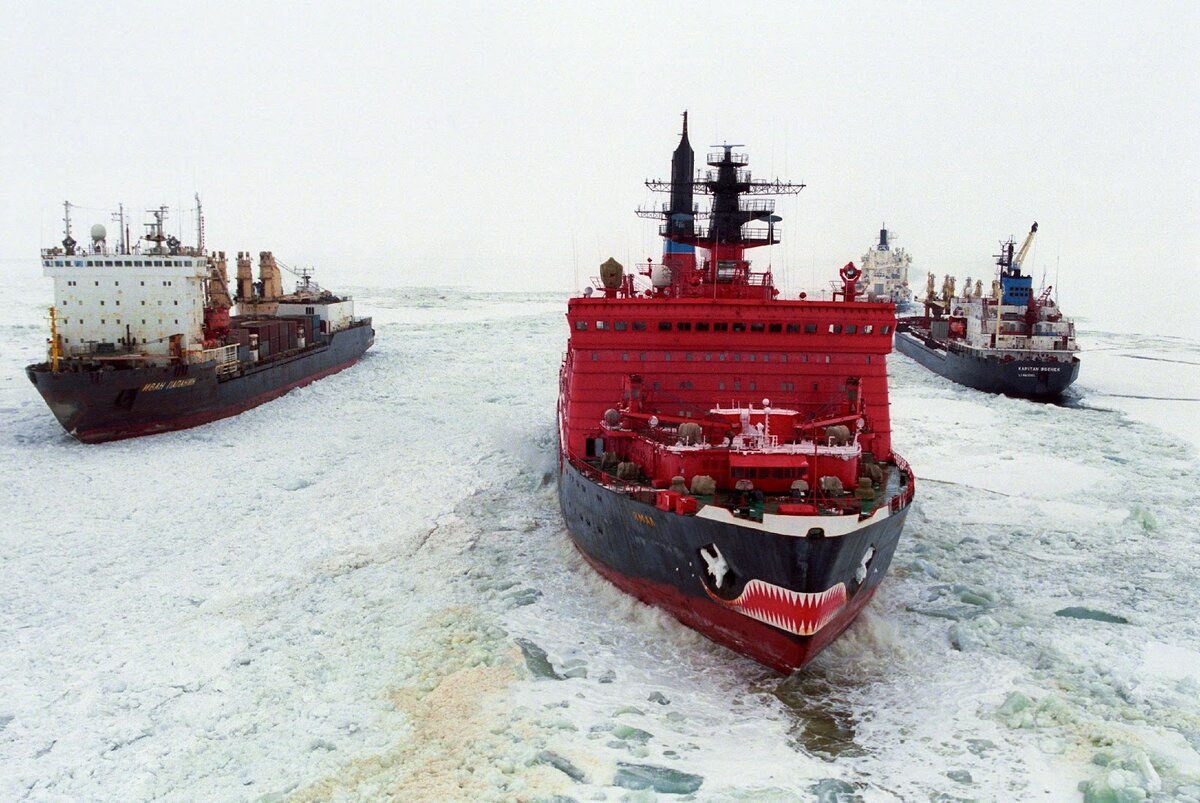 Доставка грузов по СМП невозможна без ледоколов: осенью 2021 года произошел так называемый Певекский кризис, когда во льдах Арктики оказались заблокированы более 20 судов