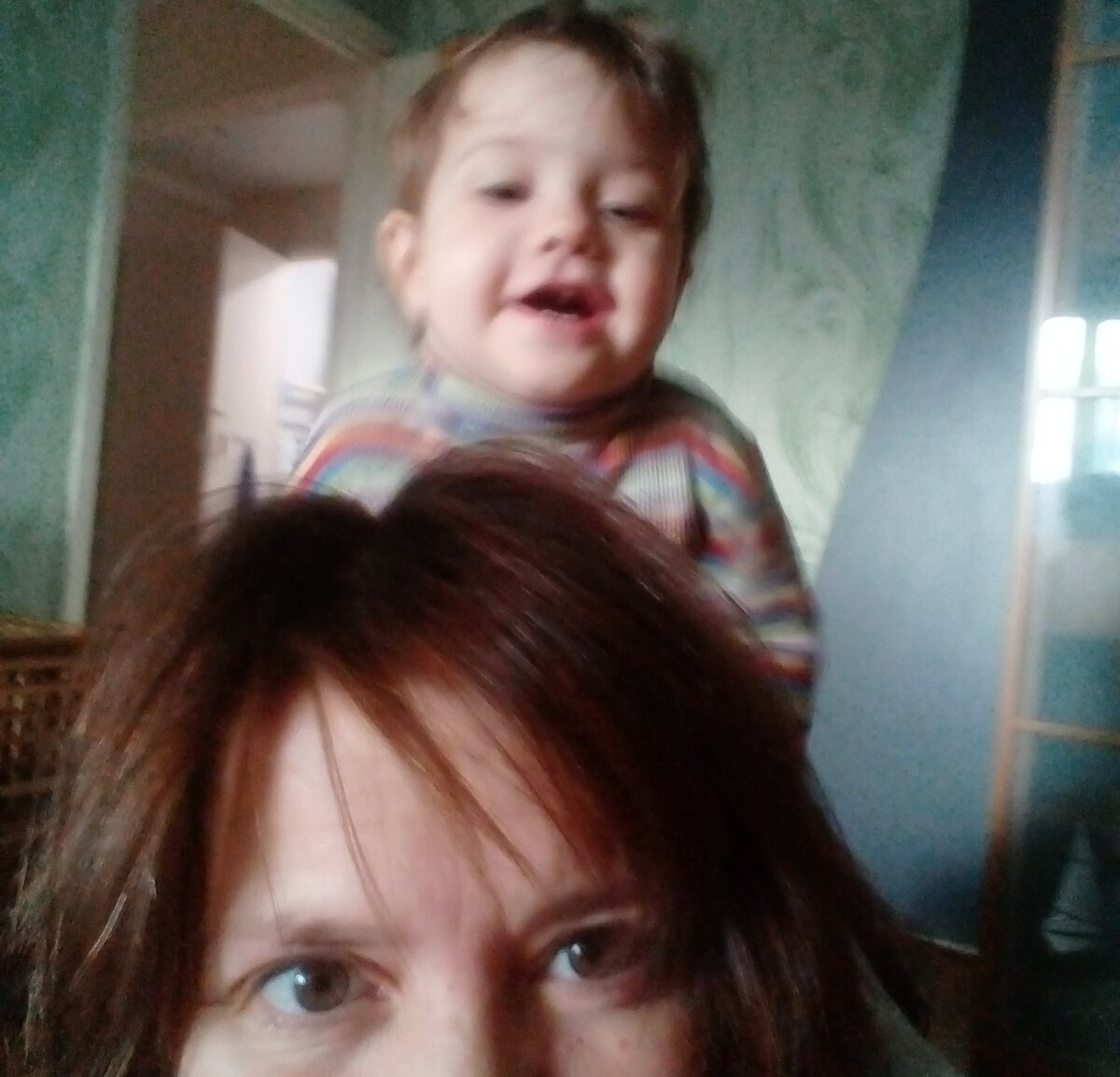 Вот так обычно приходится заниматься: мама встала на коленки, Маша села на лошадку