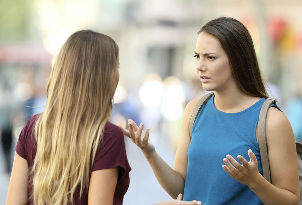 Скажите девушки подружке. Две женщины на улице. Разговор на улице. Разговор двух женщин. Разговор двух людей на улице.