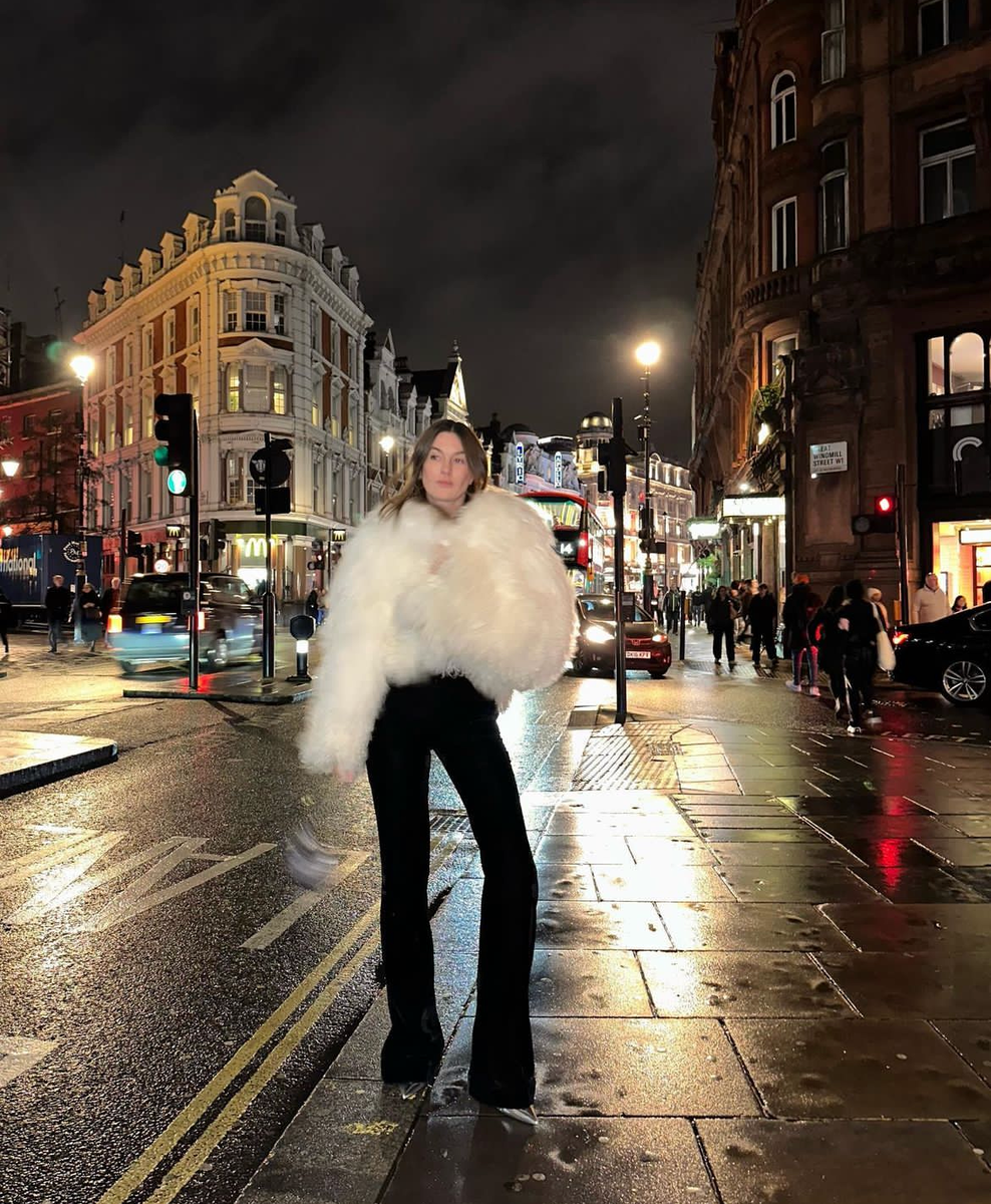     Bootcut в деле: самые модные джинсы этой весны. Фото: @camillecharriere