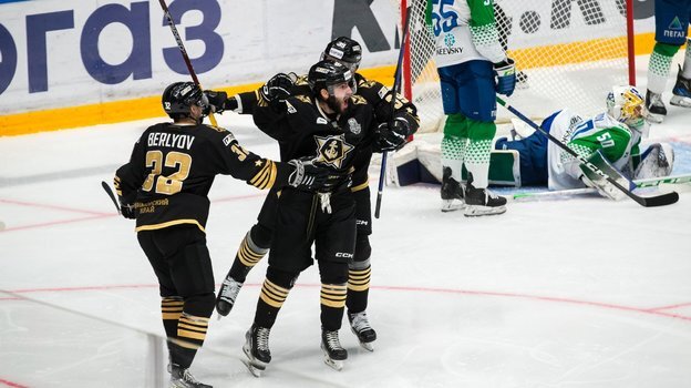    Хоккеисты «Адмирала» празднуют заброшенную шайбу.ХК «Адмирал»