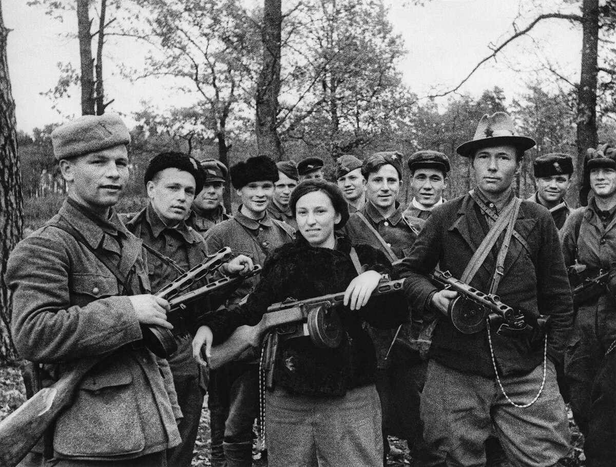 Белорусские партизаны (Добрушская бригада имени И.В. Сталина), Гомельская область, 1943 г. // Сергей Коршунов / waralbum.ru