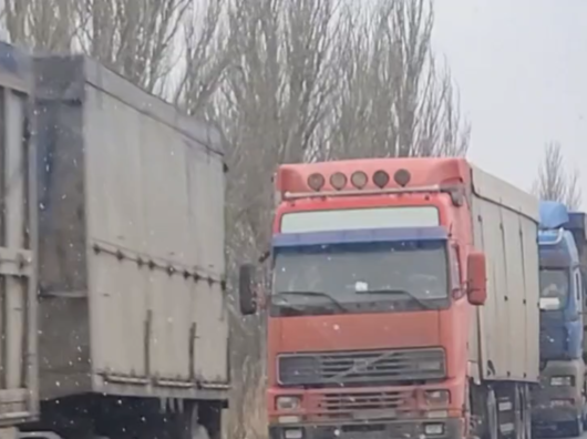    Пробка на границе Ростовской области, пропускной пункт Весело-Вознесенка //Фото: скриншот из видеоролика, опубликованного Дмитрием Рогозиным в своем telegram-канале