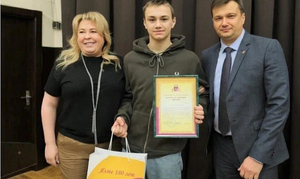     14-летний Александр Ерогов за спасение собаки получил Благадрственное письмо главы администрации. Фото: Янина Павленко/Telegram