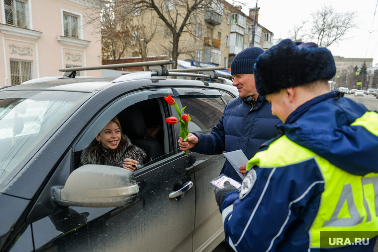    Поздравления вызывали улыбку на лицах участниц дорожного движения