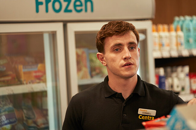 Кадр из сериала "Нормальные люди", m.kino-teatr.ru