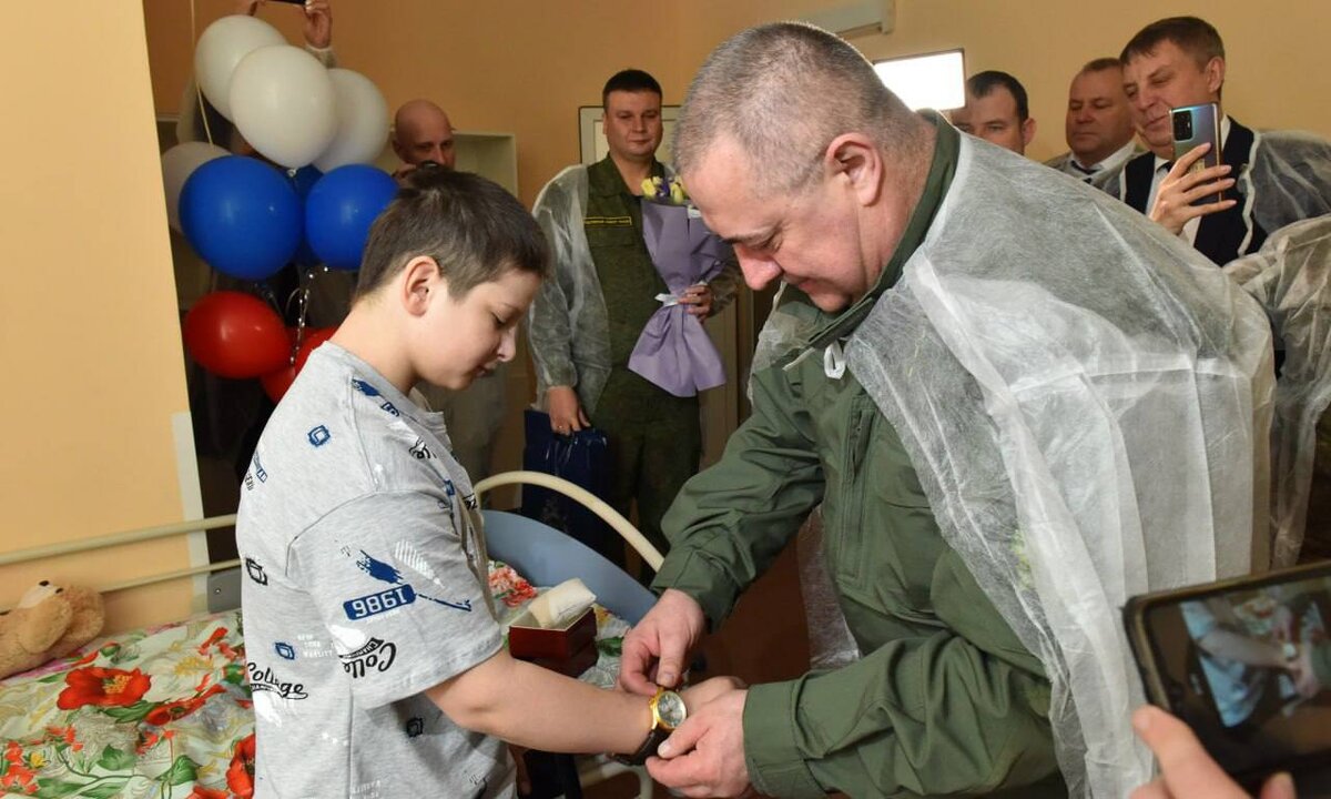    Богомаз и Суббот сфотографировались рядом с награжденным медалью СК за «За доблесть и отвагу» мальчиком Федором avchernov