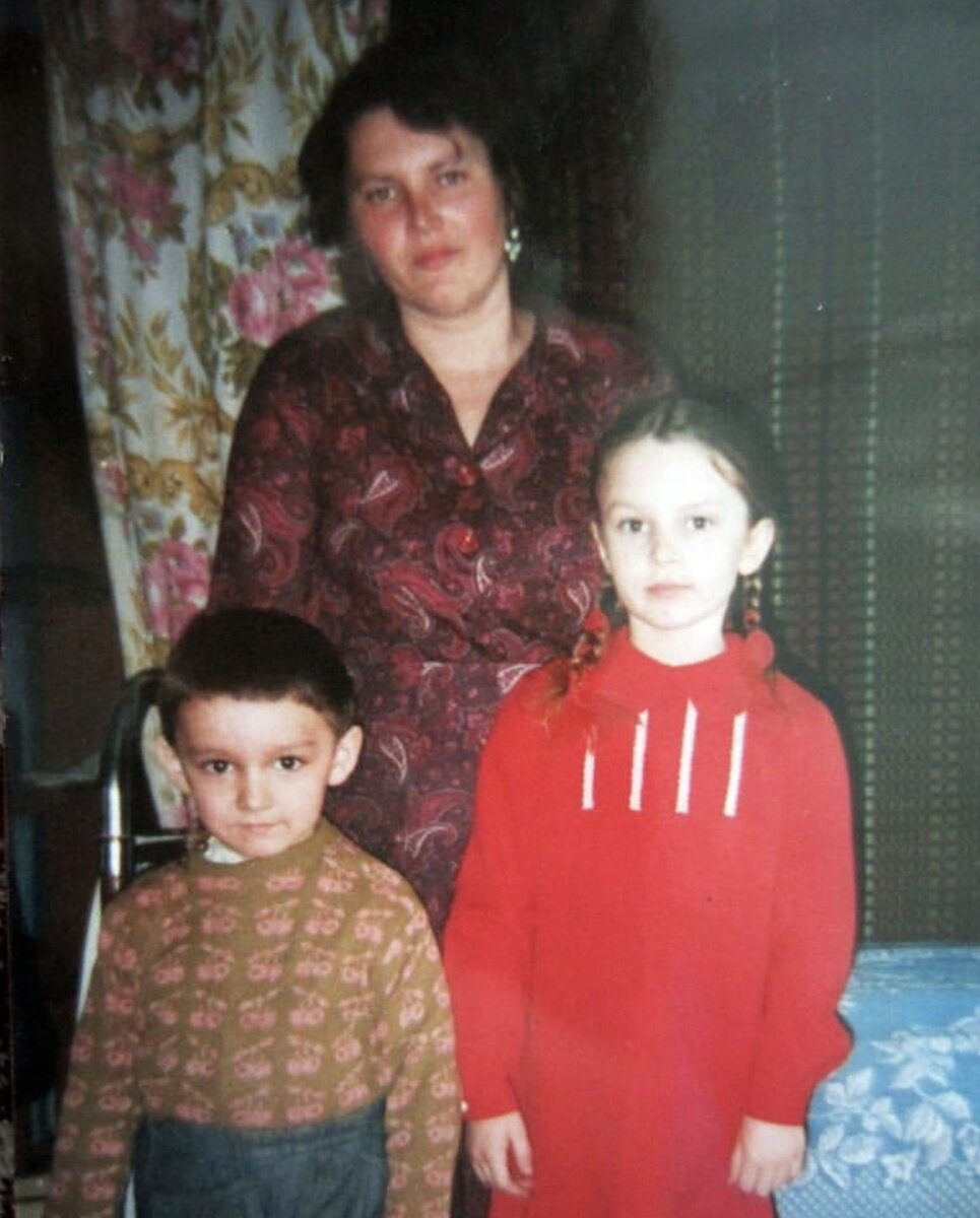 Вот так я выглядела в этом возрасте. На фото: мама,братик Юра и я.