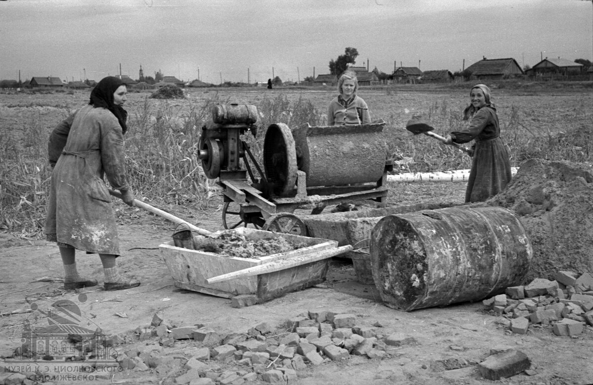 Ижевское: сезонный матриархат. Фотографии Ивана Филатова и Владимира  Симакина к 8 Марта | Дом Филатова | Дзен