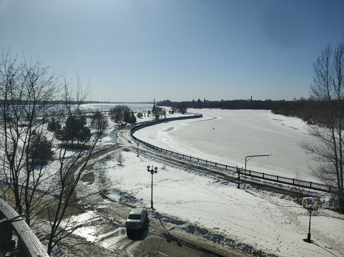 Вид на парк со смотровой площадки. Справа во льдах р. Которосль, а слева Волга