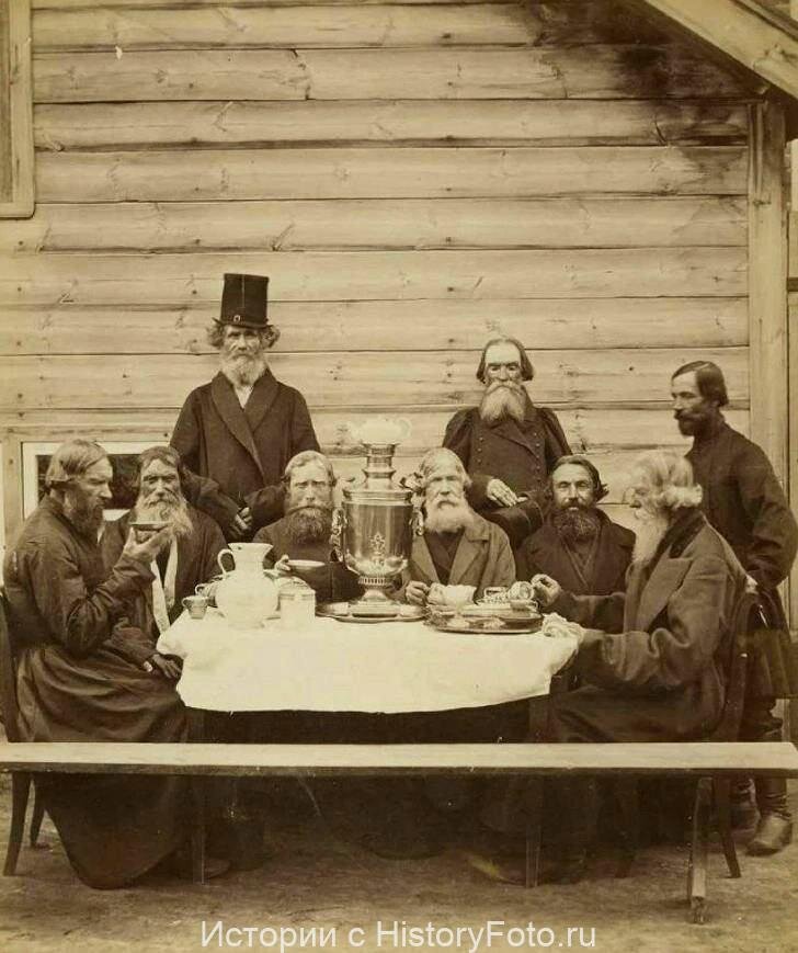 «Чай - это горячая жидкость, которую безжалостно глотают в России, чай, которому, кажется, суждено вводить свою теплоту в окоченелые члены северных народов, придя с востока через пустыни только с этой целью» (Александр Дюма). Чаепитие зажиточных крестьян в Нижегородской губернии. Из «Альбома народных типов России» (1878 год) Жана Ксавье Рауля.
