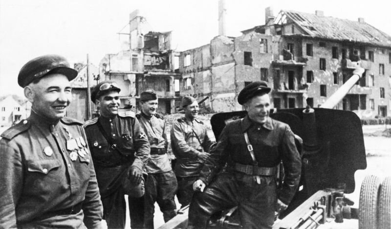 Бойцы и командиры 154-го гвардейского артполка возле пушки БС-3 в Берлине (источник https://waralbum.ru/405529/)