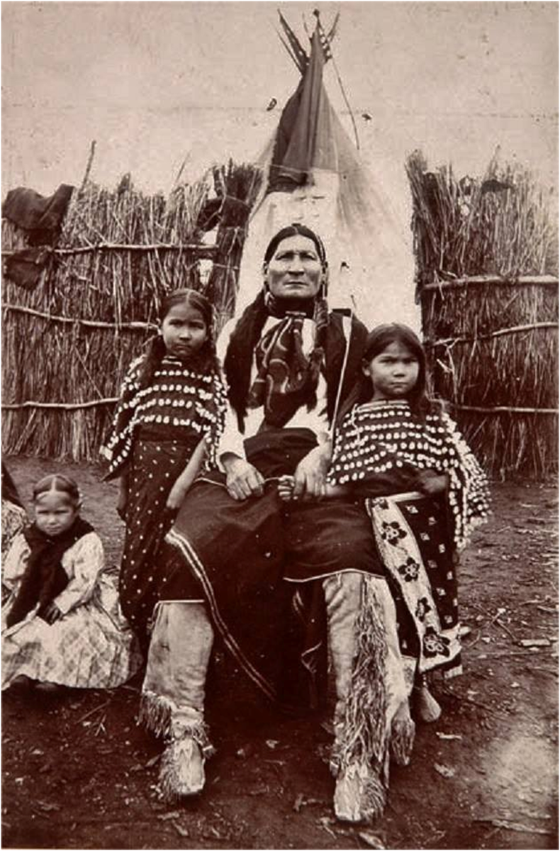 Гумби, муж Саин-ту-удди    (Милли  Дурган), с  их  дочерьми близ  Форт-Силл. Снимок  сделан  незадолго  до  его  смерти  в  1908  году.