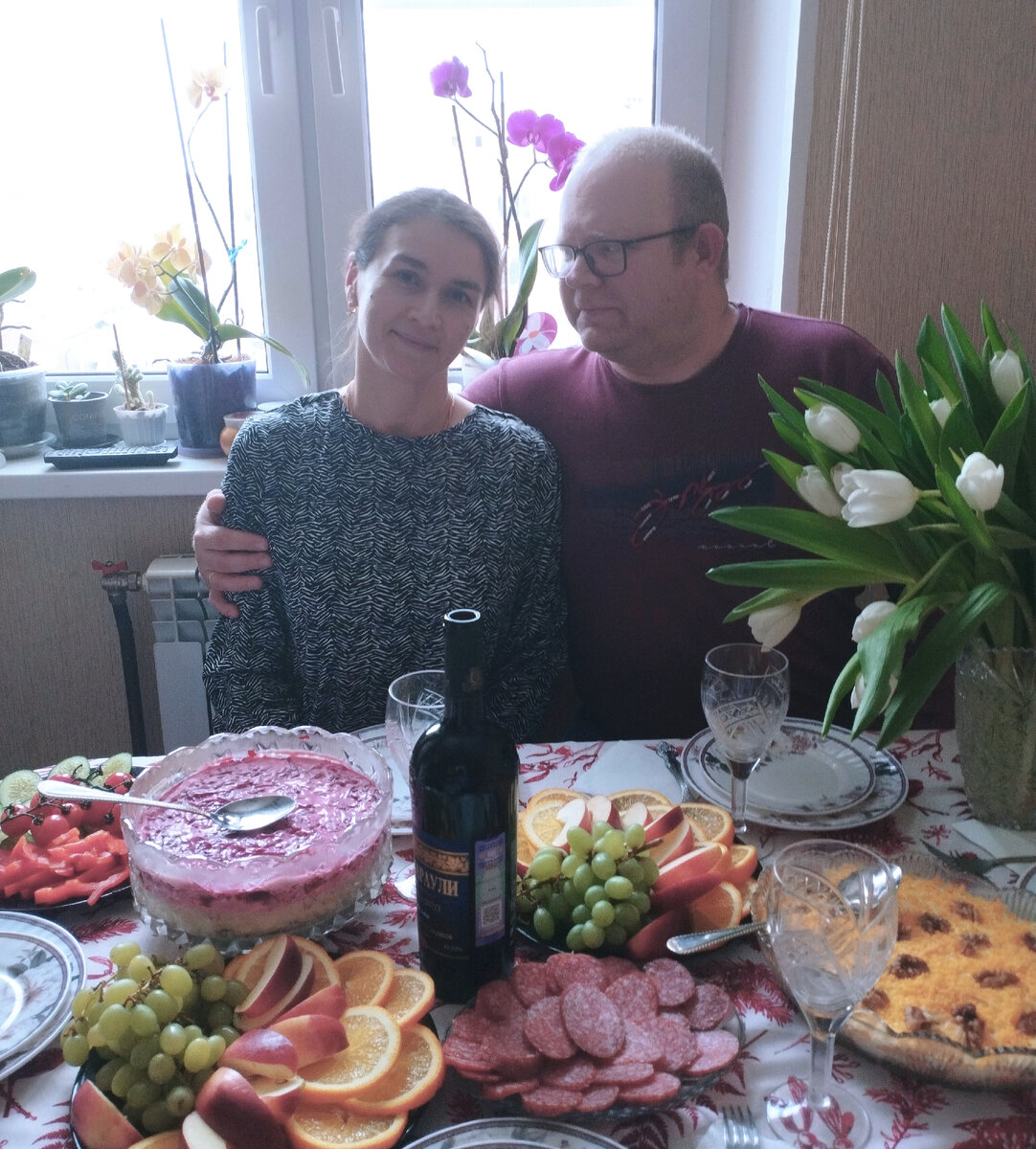 8 марта у нас ежегодная традиция. К нам приходят наши пожилые мамы. Соответственно традиции, стол накрыт традиционный. Я знаю теперь, как не улететь в срыв и спокойна