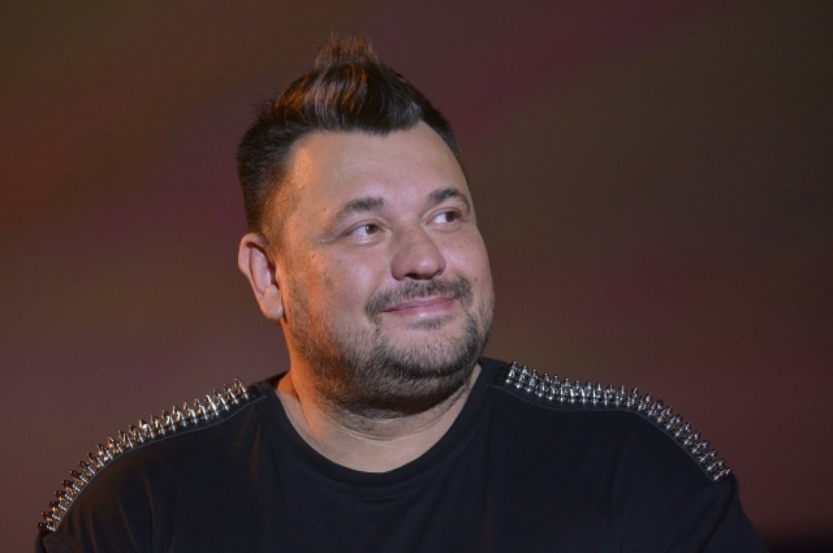    Лидер «Руки Вверх» Сергей Жуков спел посетительницам кафе в Москве