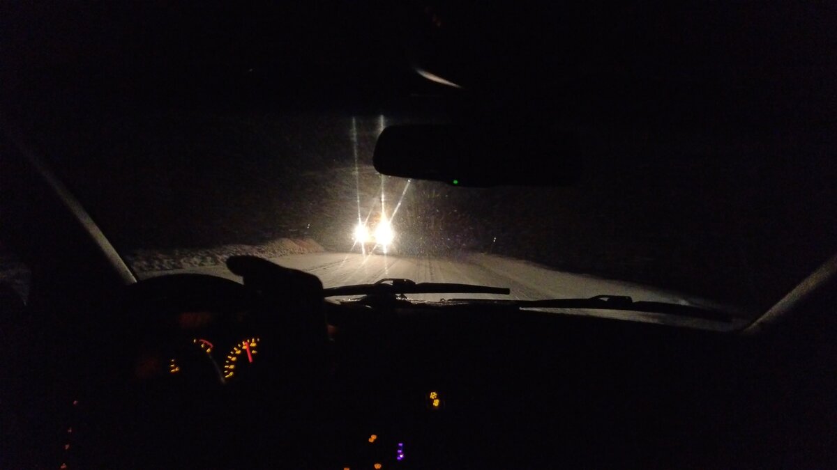 По пути мы встречали много машин. Некоторые стояли на стороне дороги, рядом люди смотрели в небо. Это тоже охотники за сиянием. Фото: из личного архива