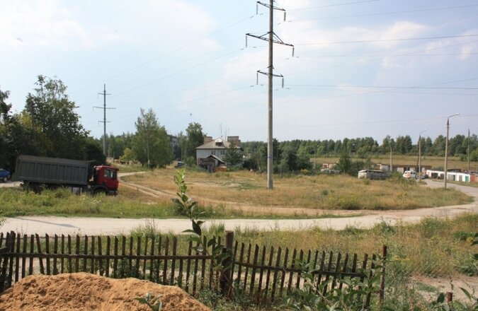 То самое поле. Только столба этого тогда ещё не было, а были ворота футбольные. Мальчишки тут часто в футбол играли. Колеи тоже, конечно, не было. Было просто маленькое зелёное поле.