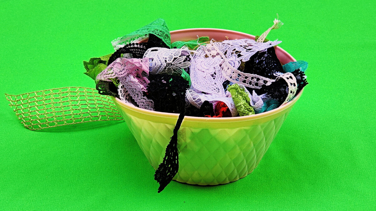 Недавно в посудомоечной машинке лопнула чашка для салата и я решила собирать обрезки в неё. Но в один прекрасный момент меня осенила мысль, что если эти это всё подружить, то очень интересное изделие получится.