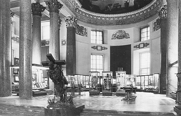 Экспозиция «Православие и атеизм в СССР» в алтарной части собора