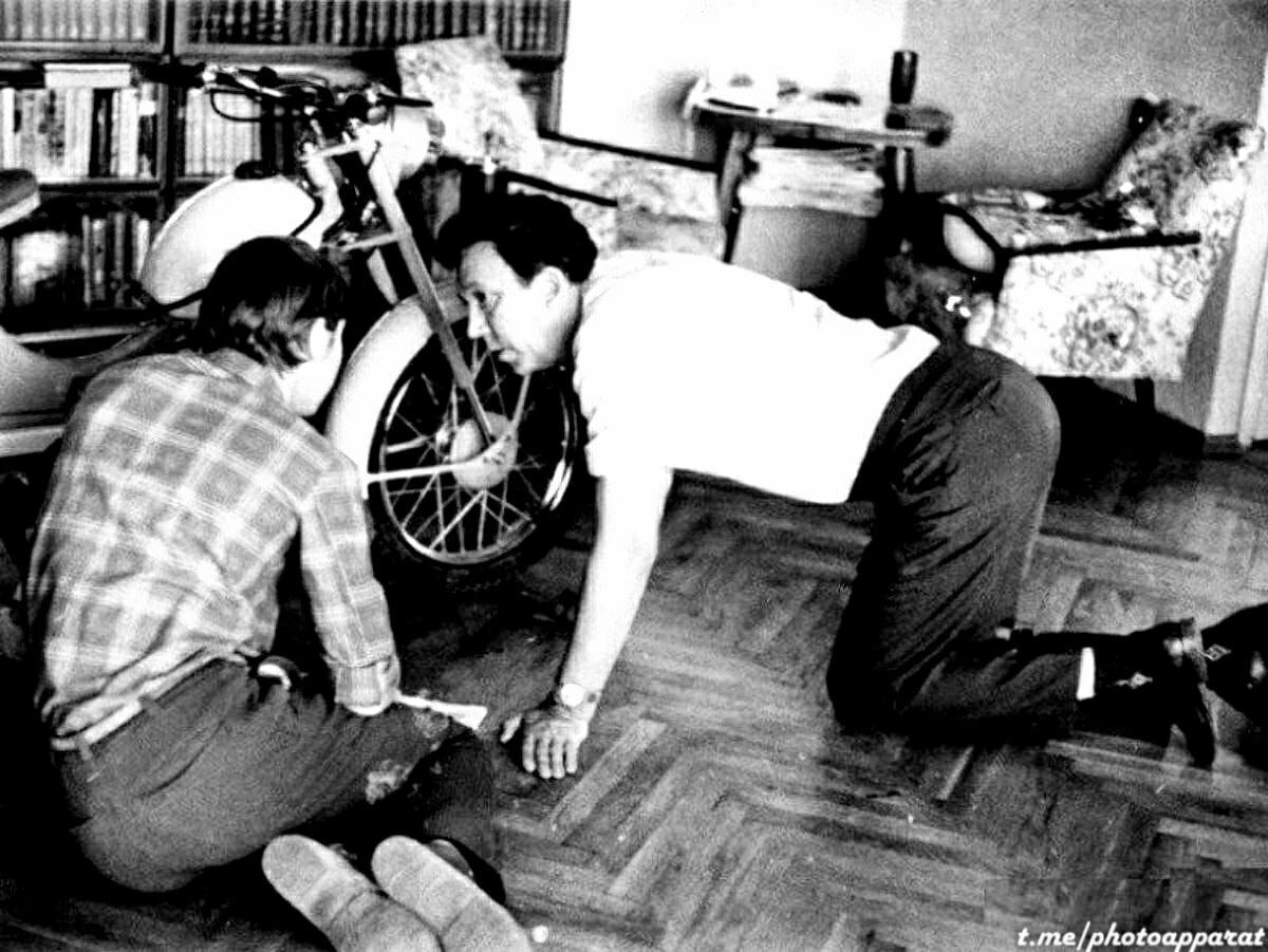 Юрий Владимирович Никулин и его сын Максим около мопеда, Москва, 1972 год.