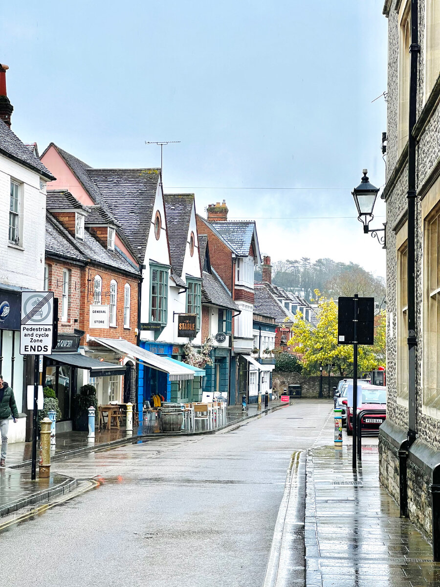 На крышах всё ещё лежит снег, но остальной снег растаял. Погода не для 8 марта, больше напоминает рождественскую. Фотография из личного архива. 