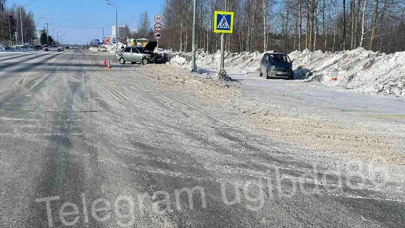    При столкновении машин на перекрестке в Югре пострадал случайный прохожий