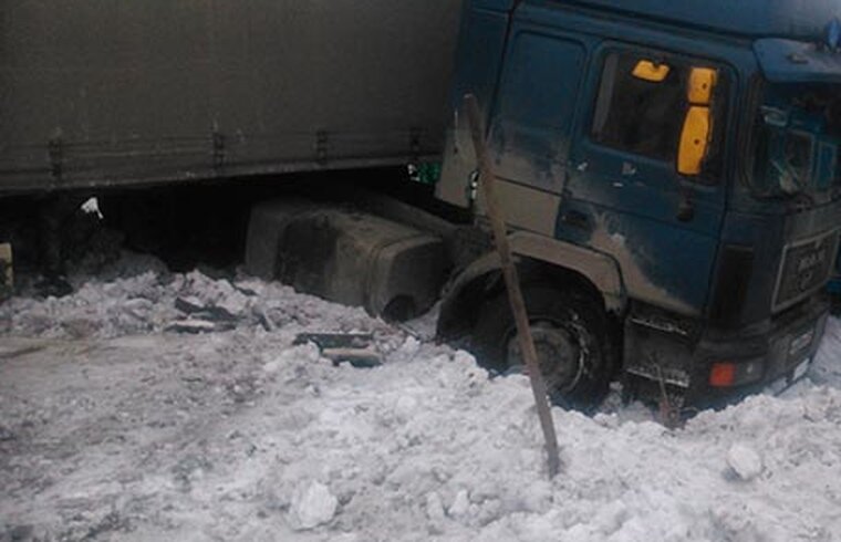    Большегруз перегородил дорогу