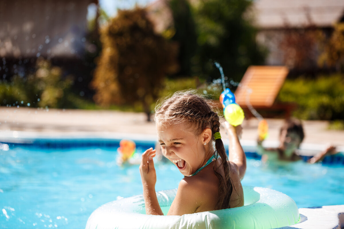 <a href="https://ru.freepik.com/free-photo/cheerful-children-playing-waterguns-rejoicing-jumping-swimming-in-pool_7598856.htm#query=%D0%B4%D0%B5%D1%82%D0%B8%20%D0%B2%20%D0%B1%D0%B0%D1%81%D1%81%D0%B5%D0%B9%D0%BD%D0%B5&position=3&from_view=search&track=ais">Изображение от cookie_studio</a> на Freepik 