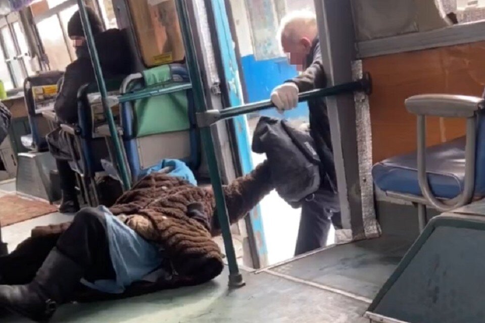     Таким способом женщину вытаскивали прочь из транспорта Фото: скриншот из видео