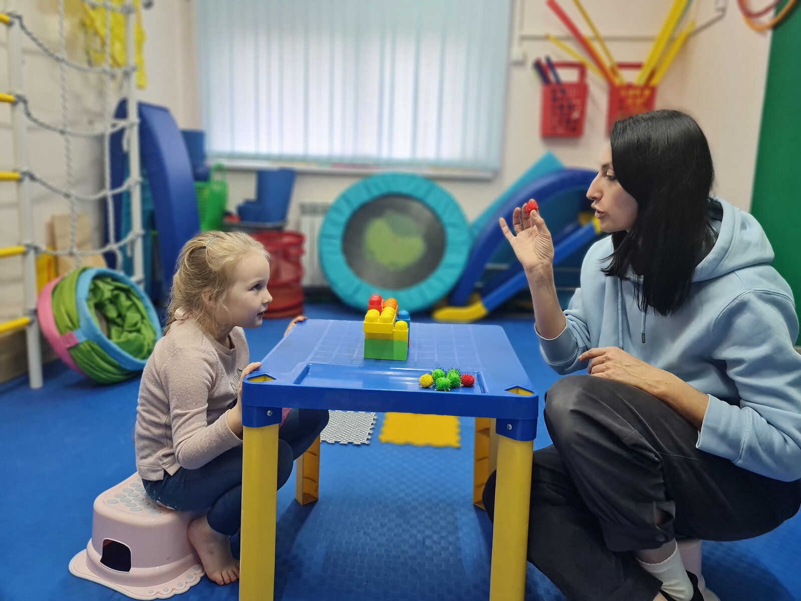 Логопедия занятия для детей. Нейропсихолог фото. Нейропсихолог фото. Детский центр занятия. Захаров марина николаевна нейропсихолог.