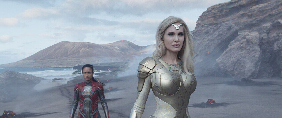 здесь и дальше предлагаю обратить внимание на "фирменный" почерк режиссера Хлои Джао: бОльшую часть экранного времени герои будут стоять на фоне... какой-нибудь пустоты. ПУстоши, пустыни, равнины и почти никакого намека на что-то живое. 