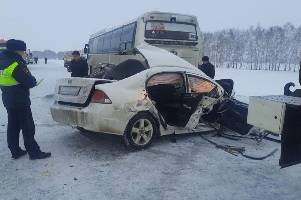     в ДТП с автобусом и двумя легковушками погибли 35-летний мужчина и 3-летний мальчик. Фото: Госавтоинспекция по НСО