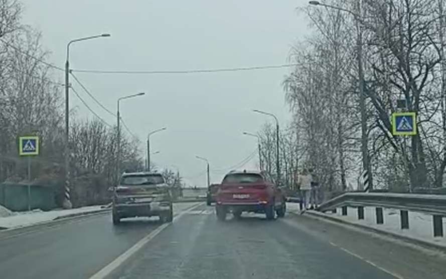    В Красном Роге гламурный КИА протаранил работягу-Ларгуса на пешеходном переходе avchernov