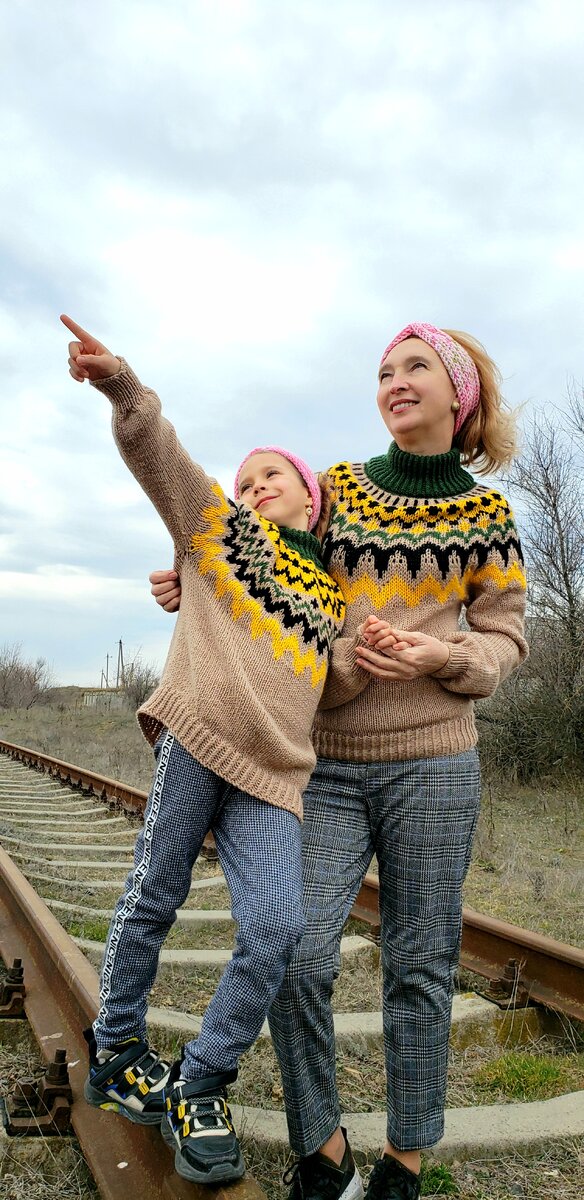 А мне всё кажется, что  повязка мне не идёт .Хотя смотрю на фото , да красотка же.