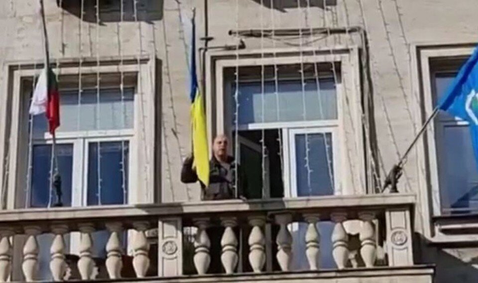     Болгарский политик сорвал украинский флаг со здания мэрии Софии, назвав его фашистской символикой Фото: скриншот из видео