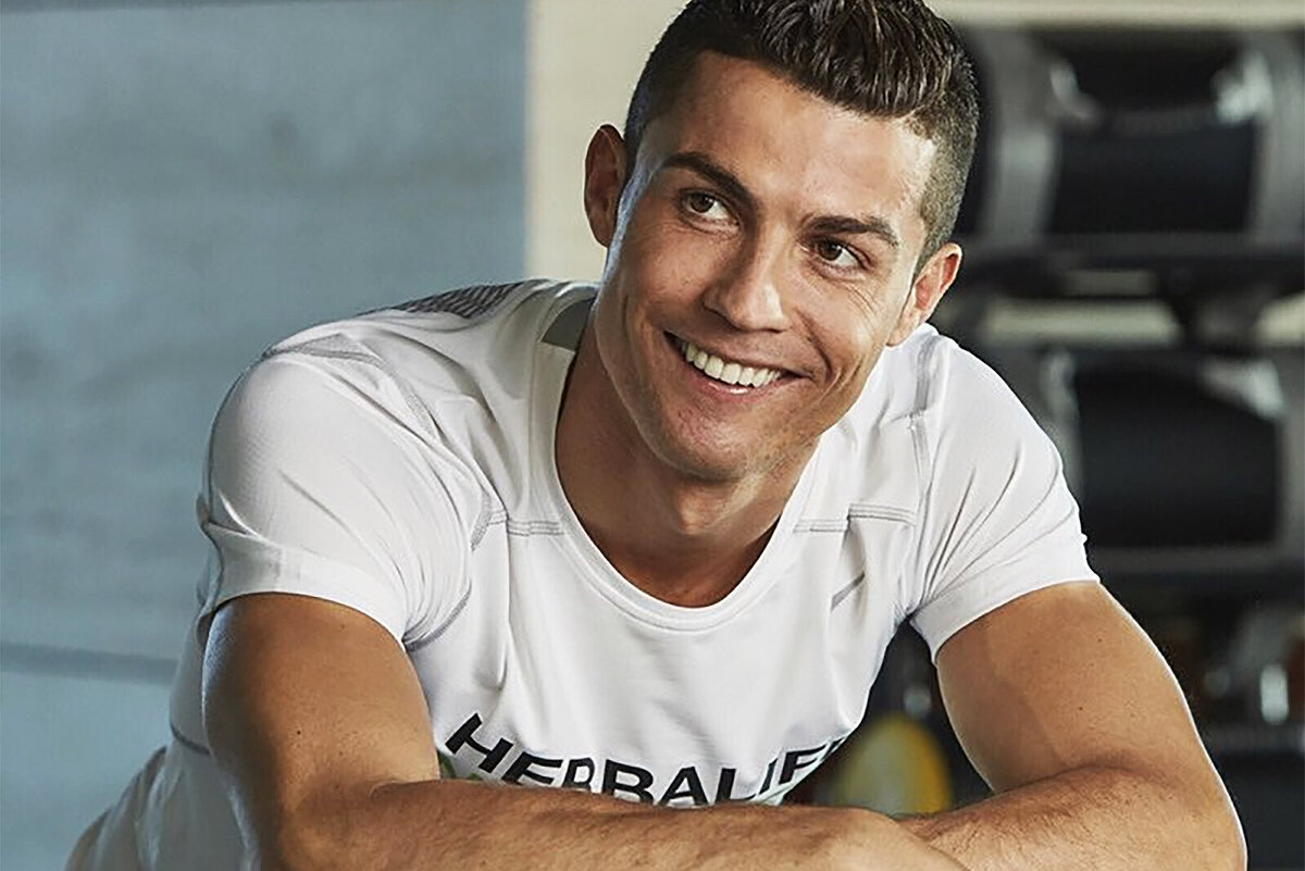     А вы знали, что у молодого Роналду были плохие зубы? Посмотрите на футболиста до трансформации — вы его не узнаете!