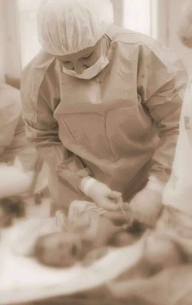 Медсестра с младенцем. Медсестра сновороженным. Медсестра с новорожденным. Родильница с ребенком. Индивидуальная акушерка.