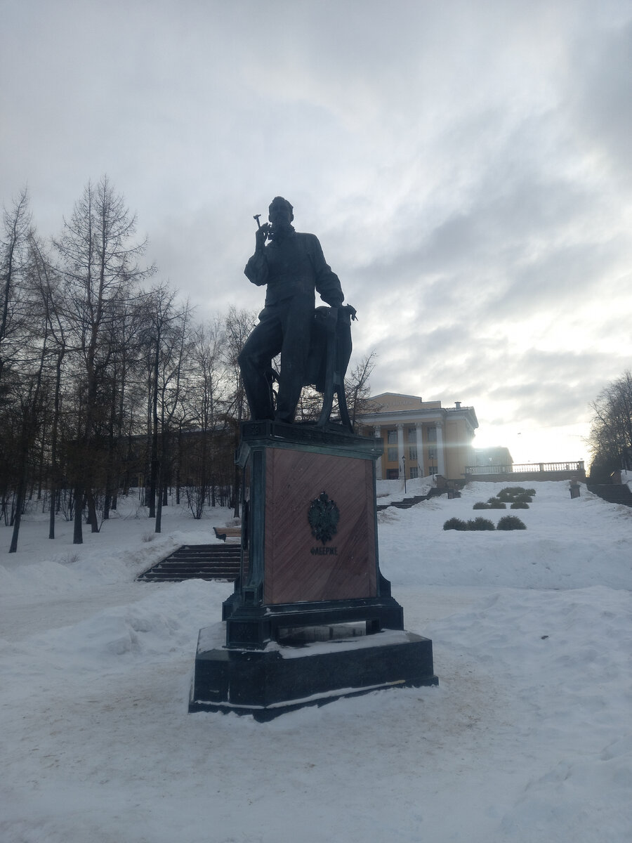 Сквер и парадный спуск к набережной. Раньше здесь было пусто, а теперь вот такая красота